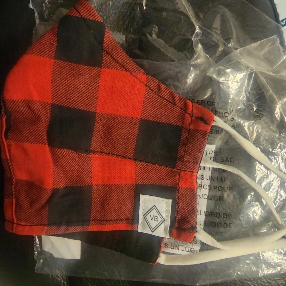 VERA BRADLEY RED & BLACK BUFFALO CHECK FACE MASK WITH BUILT-IN FILTER SLIT